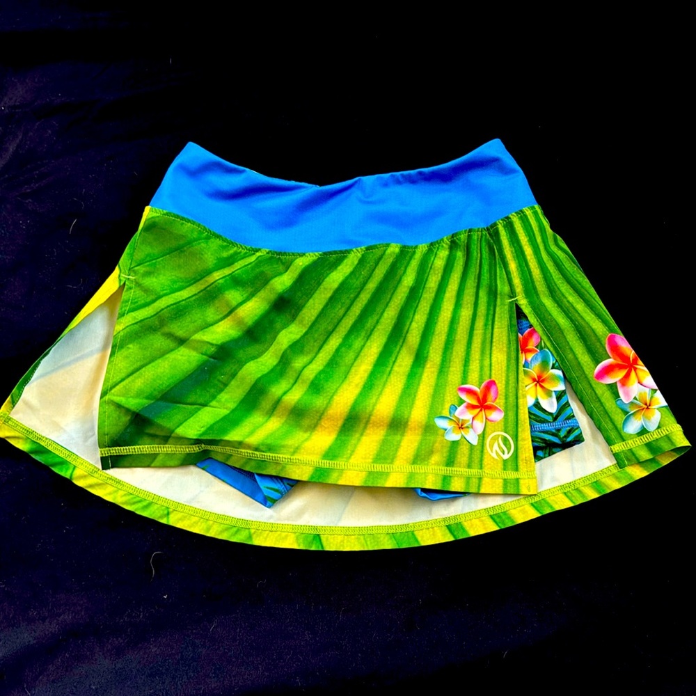 INKNBURN, size 2, aloha running skirt EUC small flaw holes from safety pin